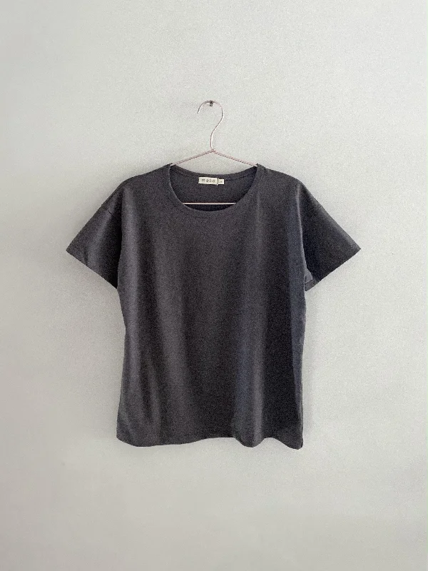 adult organic cotton tee in graphite